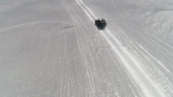 Antenowe drone sceny po ekspedycji van jazdy off road na pustyni szary. Krajobraz naturalny Abstrakcja Szablon. Antofagasta de la Sierra, Catamarca, Argentyna — Wideo stockowe