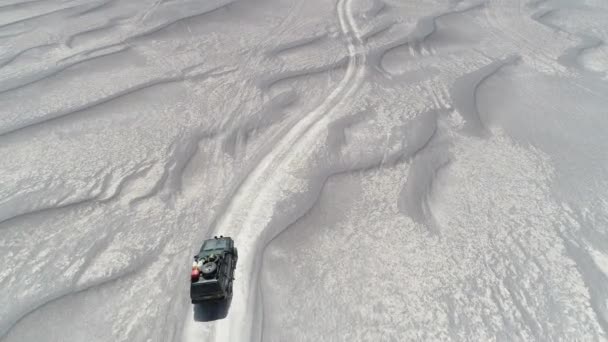 Hava dron sahne üzerinde gri çöl dunes off road sürüş bir sefer van takip. Doğal soyut desen manzara. Antofagasta de la Sierra, Catamarca, Argentina — Stok video