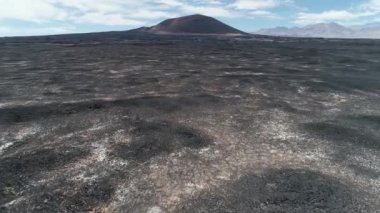 Siyah Carachipampa yanardağ doğru uçan hava dron sahne. Etkileyici karanlık manzara lapillis, lav, çorak desertic bölge yatak yaptı. Antofagasta de la sierra, catamarca, Arjantin