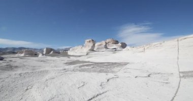 El kamera beyaz Ponza kayaların üzerinden doğal scultures arasında yürüyüş düzenledi. Antofagasta de la sierra, Catamarca, Arjantin, volkanik oluşumu.