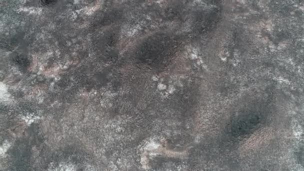 Сенитальная сцена воздушного беспилотника с естественным рисунком черной вулканической пустыни. Темные лапиллы и ложе из лавы. Катамарка, Аргентина — стоковое видео