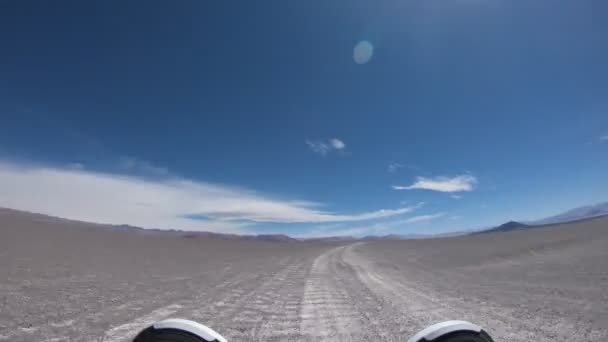 时间推移与 gopro 在车盖驾驶通过沙漠在砾石轨道上, 越野冒险。背景是颜色山和浮石场。Antofagasta de la sierra, Catamarca, argentina — 图库视频影像