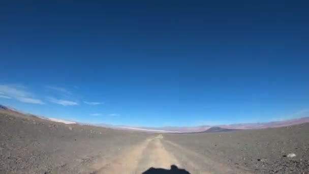 Zeitraffer mit Gopro über Motorhaube eines Lieferwagens, der durch Wüste über Schotterpiste fährt, Offroad-Abenteuer. Farbberge und Bimssteinfeld im Hintergrund. antofagasta de la sierra, katamarca, argentina — Stockvideo