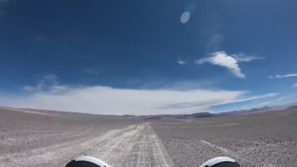 Zeitraffer mit Gopro über Motorhaube eines Lieferwagens, der durch Wüste über Schotterpiste fährt, Offroad-Abenteuer. Farbberge und Bimssteinfeld im Hintergrund. antofagasta de la sierra, katamarca, argentina — Stockvideo