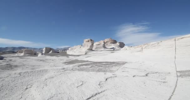 Telecamera a mano che cammina su rocce di pomice bianche tra sculture naturali. Formazione vulcanica ad Antofagasta de la sierra, Catamarca, Argentina . — Video Stock