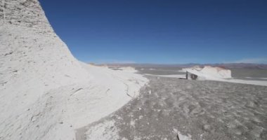 Stabilize kamera hareketi Campo de Piedra Pomez, Antofagasta de la Sierra, Catamarca Eyaleti, Arjantin için yalpa. Gri kum ve beyaz kırık Ponza kayaların üzerinden doğal scultures arasında yürüyüş.