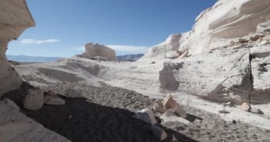 Stabilize kamera hareketi Campo de Piedra Pomez, Antofagasta de la Sierra, Catamarca Eyaleti, Arjantin için yalpa. Gri kum ve beyaz kırık Ponza kayaların üzerinden doğal scultures arasında yürüyüş.