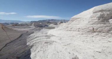 Stabilize kamera hareketi Campo de Piedra Pomez, Antofagasta de la Sierra, Catamarca Eyaleti, Arjantin için yalpa. Gri kum ve beyaz kırık Ponza kayaların üzerinden doğal scultures arasında yürüyüş.