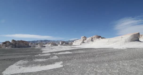 Περπατώντας μέσα από ερημικές περιοχή του γκρι άμμο και άσπρη ελαφρόπετρα βράχους. Πεδίο φυσικά γλυπτά. Φωτογραφική μηχανή χειρός. Pomez Campo de piedra, Antofagasta de la Sierra, Catamarca, Αργεντινή — Αρχείο Βίντεο