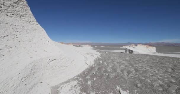 Gimbal gestabiliseerde camerabeweging in Campo de Piedra Pomez, Antofagasta de la Sierra, de provincie Catamarca, Argentinië. Wandelen over grijs zand en wit gebarsten puimsteen rotsen tussen natuurlijke scultures. — Stockvideo