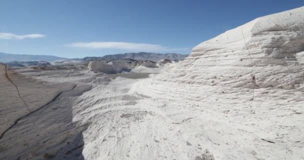 Stabilize kamera hareketi Campo de Piedra Pomez, Antofagasta de la Sierra, Catamarca Eyaleti, Arjantin için yalpa. Gri kum ve beyaz kırık Ponza kayaların üzerinden doğal scultures arasında yürüyüş. — Stok video