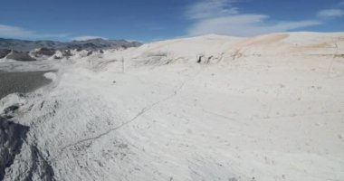Stabilize kamera hareketi Campo de Piedra Pomez, Antofagasta de la Sierra, Catamarca Eyaleti, Arjantin için yalpa. Gri kum ve beyaz kırık Ponza kayaların üzerinden doğal scultures arasında yürüyüş.