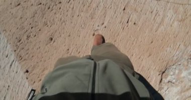 İlk persona kamera bakış açısı üzerinde gri ponza yürüyüş feet Campo de Piedra Pomez, Antofagasta de la Sierra, Catamarca, Arjantin kayalar.