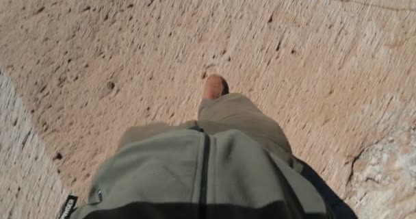 Primer punto de vista de cámara de persona a pies caminando sobre rocas de piedra pómez gris en Campo de Piedra Pomez, Antofagasta de la Sierra, Catamarca, Argentina . — Vídeo de stock