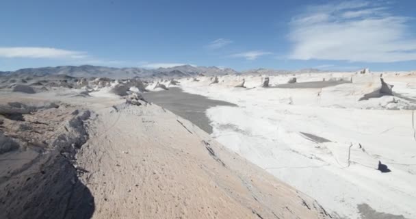 Yalpa stabilize kamera hareketi üzerinde beyaz kırık Ponza alanında seyahat. Arka plan beyaz doğal volkanik scultures. Campo de Piedra Pomez, Antofagasta de la Sierra, Catamarca, Argentina. — Stok video