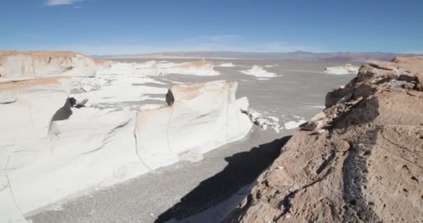 Yalpa stabilize kamera hareketi üzerinde beyaz kırık Ponza alanında seyahat. Arka plan beyaz doğal volkanik scultures. Campo de Piedra Pomez, Antofagasta de la Sierra, Catamarca, Argentina. — Stok video