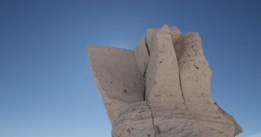 Beyaz doğal volkanik Ponza HEYEL disovering Güneş'in etrafında seyahat stabilize kamera hareketi gimbal. Ayrıntı kırık Rock. Campo de Piedra Pomez, Antofagasta de la Sierra, Catamarca, Argentina.