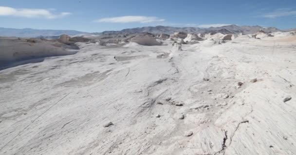 Gimbal stabilisierte Kamerafahrten, die in einem weißen Bimsstein-Feld hinüber fuhren. Hintergrund weißer natürlicher vulkanischer Skulpturen. campo de piedra pomez, antofagasta de la sierra, katamarca, argentina. — Stockvideo