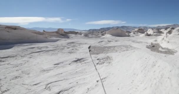 Yalpa stabilize kamera hareketi üzerinde beyaz kırık Ponza alanında seyahat. Arka plan beyaz doğal volkanik scultures. Campo de Piedra Pomez, Antofagasta de la Sierra, Catamarca, Argentina. — Stok video