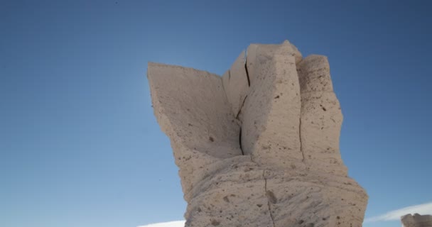 Κύμβαλο σταθεροποιημένο κάμερα κυκλοφορίας ταξιδεύει γύρω από λευκό φυσική ηφαιστειακή ελαφρόπετρα ζωγραφικής disovering και hidding ήλιο. Λεπτομέρεια από ραγισμένα ροκ. Campo de Piedra Pomez, Antofagasta de la Sierra, Catamarca — Αρχείο Βίντεο