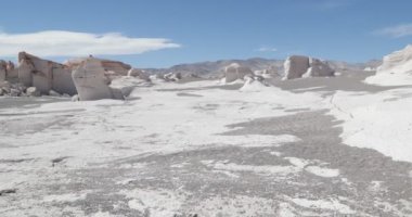 Beyaz kırık Ponza buzlu zemine yakın seyahat stabilize kamera hareketi gimbal. Arka plan beyaz doğal volkanik scultures. Campo de Piedra Pomez, Antofagasta de la Sierra