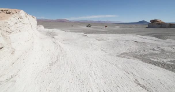 Beyaz kırık Ponza kayalar yol macera için hazırlanan 4 x 4 van doğru yakın seyahat stabilize kamera hareketi gimbal. Campo de Piedra Pomez, Antofagasta de la Sierra, Catamarca, Argentina. — Stok video