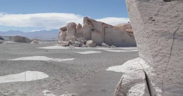 Beyaz kırık pomza taşları yakın seyahat stabilize kamera hareketi gimbal. Arka plan beyaz doğal volkanik scultures. Campo de Piedra Pomez, Antofagasta de la Sierra, Catamarca, Argentina. — Stok video