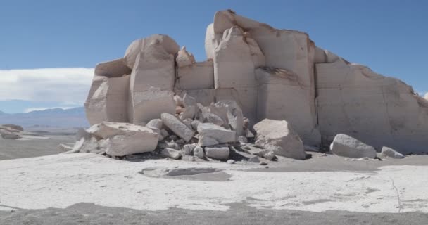 Movimento della fotocamera stabilizzato Gimbal che viaggia verso rocce pomice screpolate bianche, sculture naturali. Campo de Piedra Pomez, Antofagasta de la Sierra, Catamarca, Argentina . — Video Stock