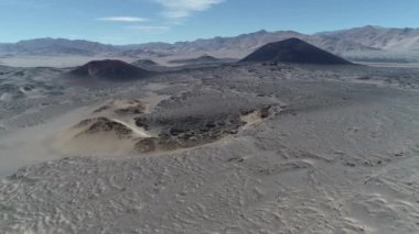 Geniş volkanik bölgenin hava dron sahne. Kırmızı ve siyah volkanlar gri desertic peyzaj. Lav yatak üzerinde uçan. Antofagasta de la Sierra, Catamarca, Argentina