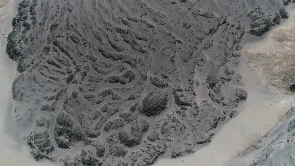 Antenowe drone scena z senital Wyświetlono łóżko lawy wzór do odkrywania czerwony i czarny wulkan w szeroko wulkaniczny krajobraz widok z przodu. Antofagasta de la Sierra, Catamarca, Argentyna — Wideo stockowe