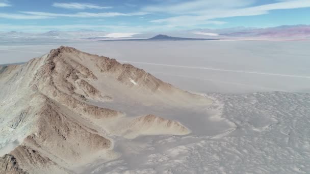 Εναέριο κηφήνα σκηνή δείχνει κίτρινο βουνό σε ερημικές ηφαιστειακό τοπίο. Carachipampa και ελαφρόπετρας πεδίου στο φόντο. Αντοφαγάστα de la Sierra, Catamarca, Αργεντινή — Αρχείο Βίντεο