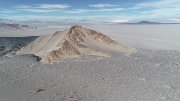 Cena de drones aéreos voando em direção à montanha amarela na paisagem vulcânica deserta. Cama preta de lava ao lado da montanha. Antofagasta de la Sierra, Catamarca, Argentina — Vídeo de Stock