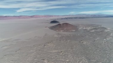 Volkanik bölgenin hava dron sahne. Uçan kırmızı yanardağ lav yatağın üzerine doğru. Geniş desertic manzara. Antofagasta de la Sierra, Catamarca, Argentina