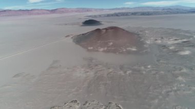 Üzerinde kırmızı volkan uçan hava dron sahne. Kırmızı lapillis ve krater, volkan konisi detayını. Geniş desertic manzara. Antofagasta de la Sierra, Catamarca, Argentina