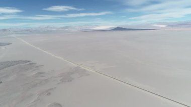 Geniş volkanik manzara havadan dron sahne. Çöl ve Carachi Pampa volkan ve Ponza alan arka plan, geçiş yolu genel bakış. Antofagasta de la Sierra, Catamarca, Argentina