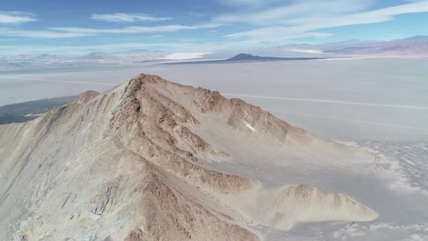 Luchtfoto drone scène vliegen naar Gele Berg in desertic vulkanische landschap. Carachipampa en puimsteen veld bij achtergrond. Antofagasta de la Sierra, Catamarca, Argentina — Stockvideo