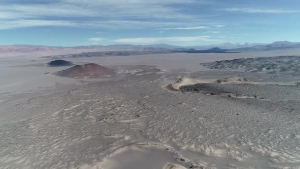 Légi drone jelenet vulkanikus területen. Fekete, piros vulkánok és ágy, a láva. Széles desertic táj. Antofagasta de la Sierra, Catamarca, Argentína — Stock videók