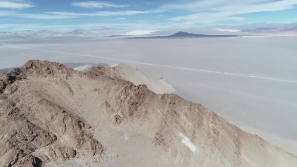 風成層火山の風景に黄色の山の上を飛んで空中ドローン シーン。バック グラウンドで Carachipampa と軽石のフィールドです。アントファガスタ ・ デ ・ ラ ・ シエラ、アルゼンチンのカタマルカ — ストック動画