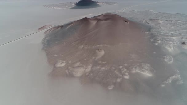 Drohnen-Szene einer weiten Vulkanlandschaft. Gesamtansicht der Straße durch die Wüste und Carachi Pampa Vulkan und Bimssteinfeld im Hintergrund. antofagasta de la sierra, katamarca, argentina — Stockvideo