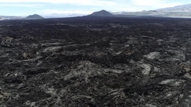 Senital hava dron sahne siyah yatak lav gri çöl ve asfalt yol için sınırı. Uçan kenarı boyunca. Antofagasta de la Sierra, Catamarca, Argentina
