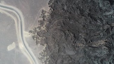 Senital hava dron sahne lav gri çöl siyah yatak sınırı. Uçan kenarı boyunca. Antofagasta de la Sierra, Catamarca, Argentina