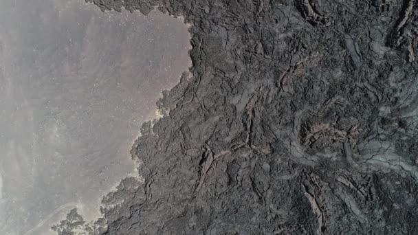 Escena sensitiva de drones aéreos volando sobre un lecho negro de lava. Texturas volcánicas naturales, patrones. Antofagasta de la Sierra, Catamarca, Argentina — Vídeos de Stock