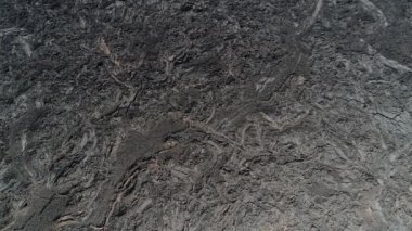Senital hava dron sahne lav siyah yatak üzerinde uçan. Doğal volkanik dokular, desenleri. Antofagasta de la Sierra, Catamarca, Argentina