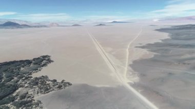 Lav siyah yatak üzerinde uçan hava dron sahne. Arka plan çeşitli koniler ile volkanik desertic manzara. Doğal volkanik dokular, desenleri. Antofagasta de la Sierra, Catamarca, Argentina