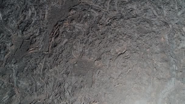 Cena de drones aéreos sensuais voando sobre o leito negro de lava. Texturas vulcânicas naturais, padrões. Antofagasta de la Sierra, Catamarca, Argentina — Vídeo de Stock