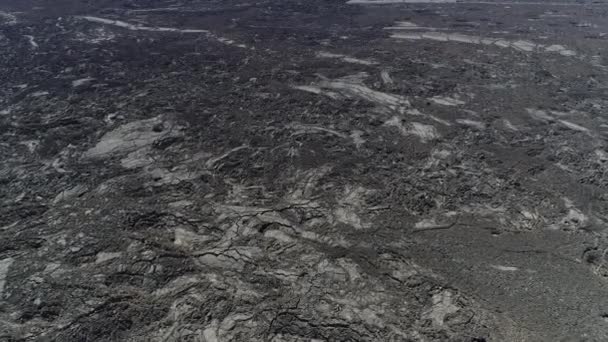 Escena aérea de drones volando sobre un lecho negro de lava. Texturas volcánicas naturales, patrones. Antofagasta de la Sierra, Catamarca, Argentina — Vídeo de stock