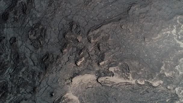 Cena de drones aéreos sensuais voando sobre o leito negro de lava. Texturas vulcânicas naturais, padrões. Borda de lava e deserto. Antofagasta de la Sierra, Catamarca, Argentina — Vídeo de Stock