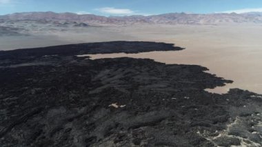 Lav siyah yatak üzerinde uçan. Dağlar, arka plan, desertic manzara. Doğal volkanik dokular, desenleri. Senital için açık görünümden. Antofagasta de la Sierra, Catamarca, Argentina