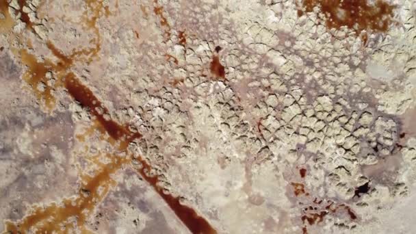 Sensible Drohnen-Szene aus der Luft, weiß, rot, gelb salar. natürliche Texturen, Muster. antofagasta de la sierra, katamarca, argentina — Stockvideo