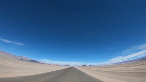 Время пролетело по дороге в пустынной вулканической зоне. Проходя мимо лавового, черного, красного вулканов. Антофагаста-де-ла-Сьерра, Катамарка, Аргентина — стоковое видео